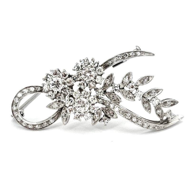 Spilla capolavoro d'epoca anni '60, drappo fiori, oro bianco e diamanti; 11.17 gr