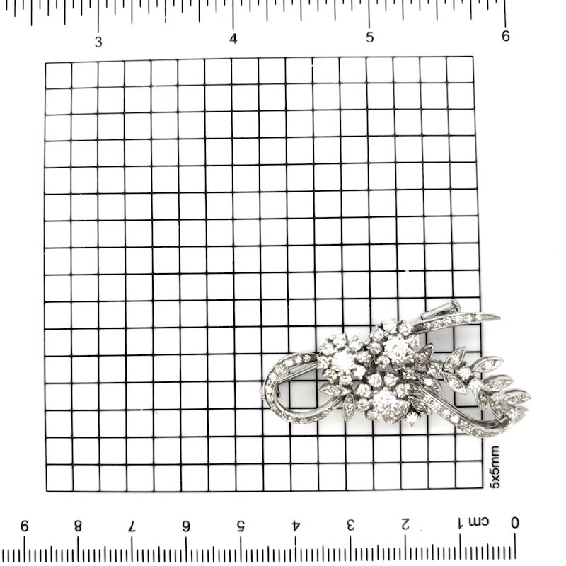 Spilla capolavoro d'epoca anni '60, drappo fiori, oro bianco e diamanti; 11.17 gr