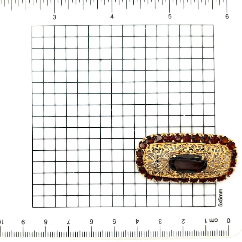 Spilla granati vintage, rettangolare, in oro traforato; 9.7 gr