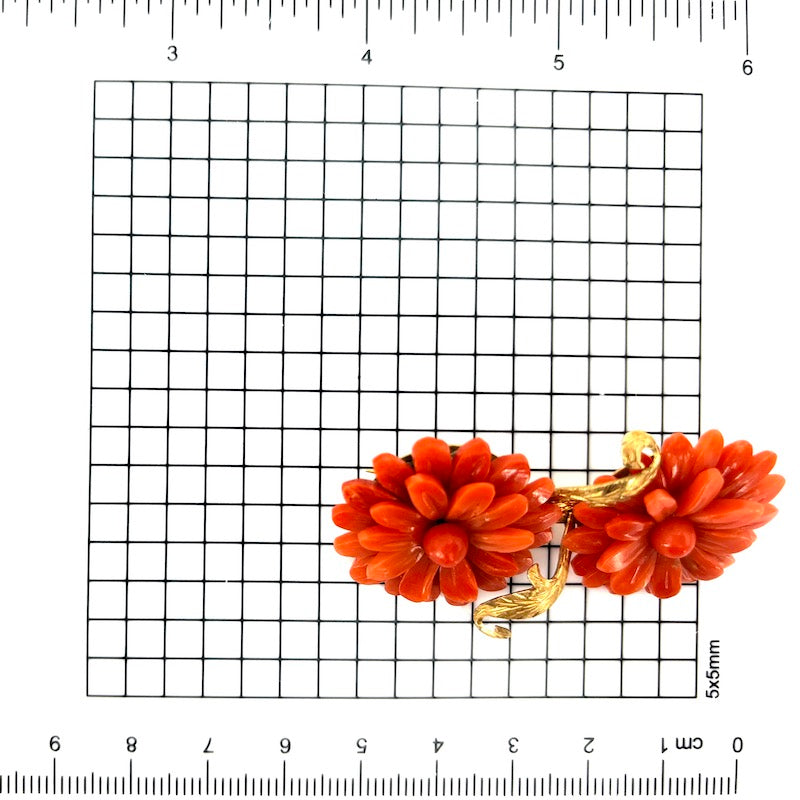 Spilla vintage fiori corallo e oro giallo; 15.12 gr