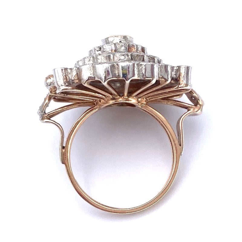 Anello maxi toppa margherita in stile, smeraldo, diamanti e oro; 13.79 gr